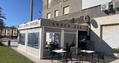 Exterior del snack bar La Kovbasá en La Manga del Mar Menor, cafetería-cervecería con terraza y mesas al aire libre