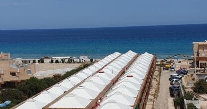Vista aérea de La Lechera Heladería en La Manga del Mar Menor con tejados blancos y el mar Mediterráneo al fondo