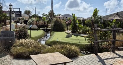 Campo de minigolf aventura al aire libre con plantas tropicales, puentes y agua en La Manga Adventure Golf