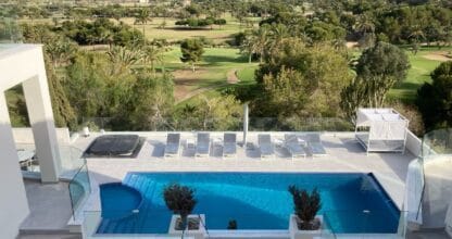 Villa de lujo con piscina y vistas al campo de golf construida por La Manga Builders, La Manga del Mar Menor