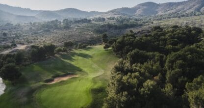 Vista aérea del fairway con bunker de arena y pinos del Campo Oeste de La Manga Club, La Manga del Mar Menor