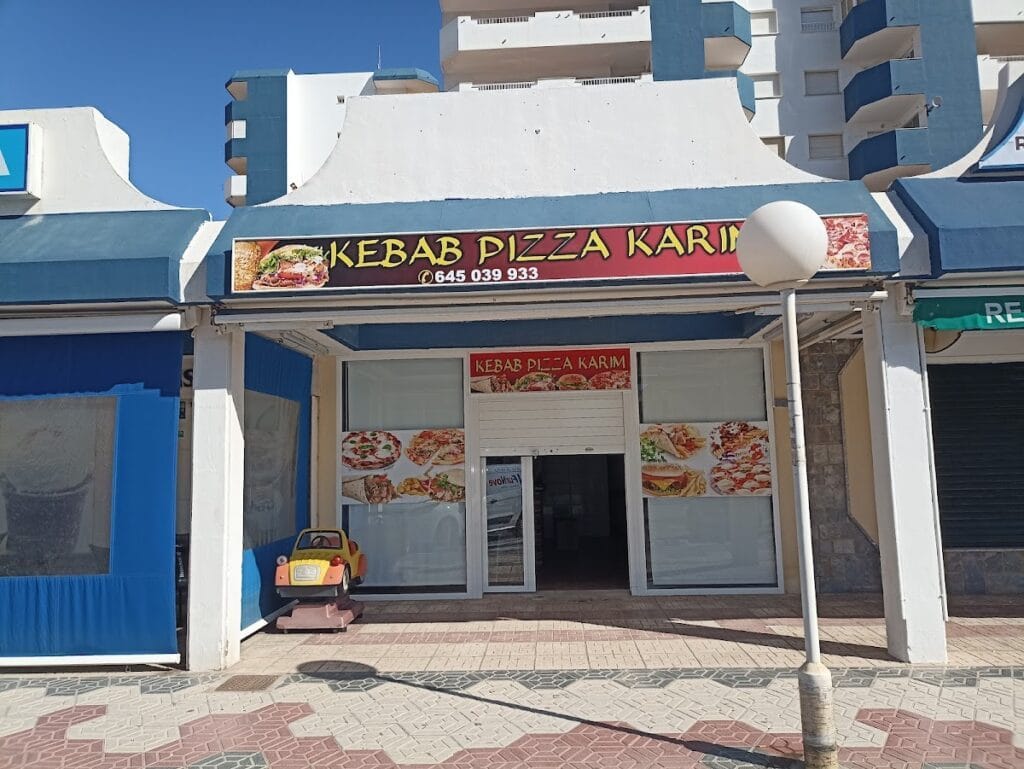 Fachada exterior de La Manga Kebab y Pizzeria con rotulación de colores y menú ilustrado en La Manga del Mar Menor