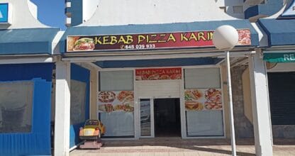 Fachada exterior de La Manga Kebab y Pizzeria con rotulación de colores y menú ilustrado en La Manga del Mar Menor