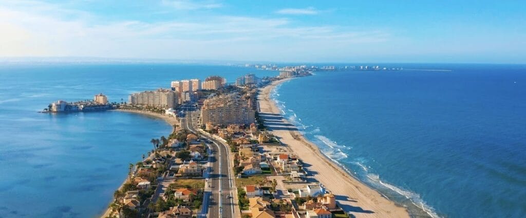 Vista aérea panorámica de La Manga del Mar Menor con la estrecha franja de arena entre el mar y la laguna