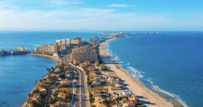 Vista aérea panorámica de La Manga del Mar Menor con la estrecha franja de arena entre el mar y la laguna