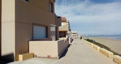 Apartamentos de La Manga Vacations en primera línea de playa, paseo marítimo junto a la arena y el mar en La Manga del Mar Menor