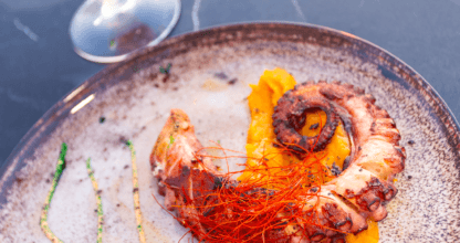 Pulpo a la brasa sobre puré de boniato con cóctel rojo en La Terrazica del Galán, La Manga del Mar Menor