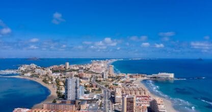 Vista aérea de La Manga del Mar Menor con la franja de tierra entre el Mar Menor y el Mediterráneo, hoteles y playas