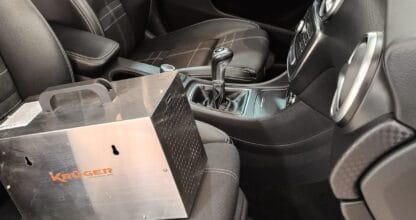 Interior detallado del habitáculo de un Mercedes-Benz con equipo de limpieza profesional en Lavadero EcoDetailing Los Belones