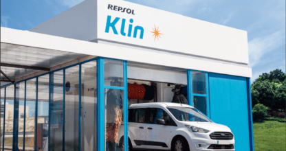 Instalación de lavado de coches Repsol Klin con furgoneta en la entrada, La Manga del Mar Menor