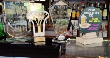 Trofeos de la Ruta de la Tapa 2020, 2021 y 2023 mejor tapa salada expuestos en la barra del restaurante Los Molinos