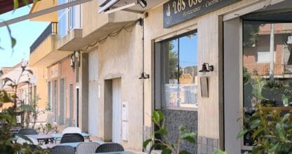 Terraza exterior con mesas y sillas del restaurante Los Osos Golosos, cocina francesa en La Manga del Mar Menor