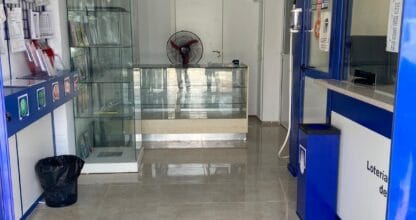 Interior de Loterías Cabo de Palos con mostrador azul, vitrinas y zona de atención al cliente