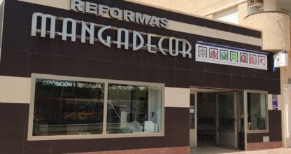 Fachada comercial de Mangadecor con rótulo de exposición y reformas en La Manga del Mar Menor