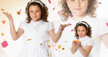 Fotografía artística de estudio de Luis Pereira con niña vestida de comunión en blanco rodeada de pétalos de colores
