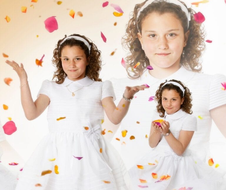Fotografía artística de estudio de Luis Pereira con niña vestida de comunión en blanco rodeada de pétalos de colores