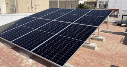 Instalación de paneles solares en tejado por Luna Renovables, La Manga del Mar Menor