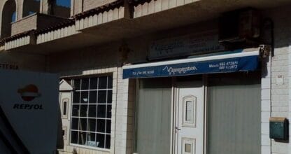 Oficina de Mangagestión con toldo azul y rótulo de gestión inmobiliaria en edificio blanco de La Manga del Mar Menor