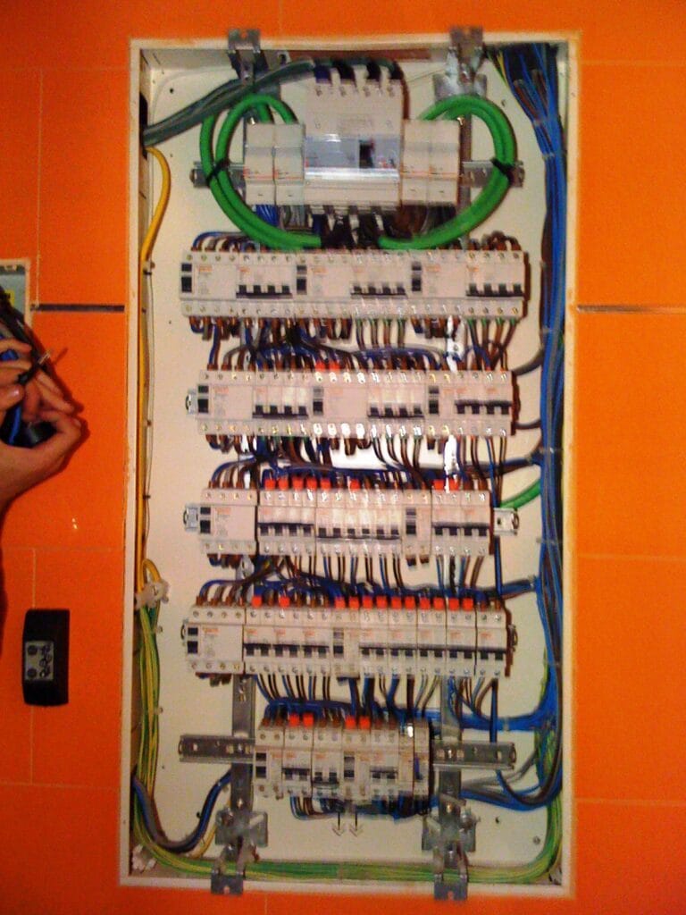 Manolo » El Chispa» Electricista servicio 24 Horas — Servicios en La Manga