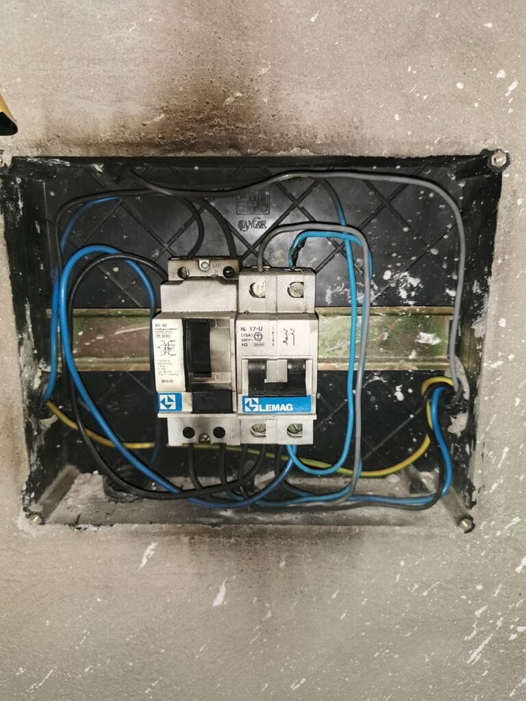 Manolo » El Chispa» Electricista servicio 24 Horas — Servicios en La Manga