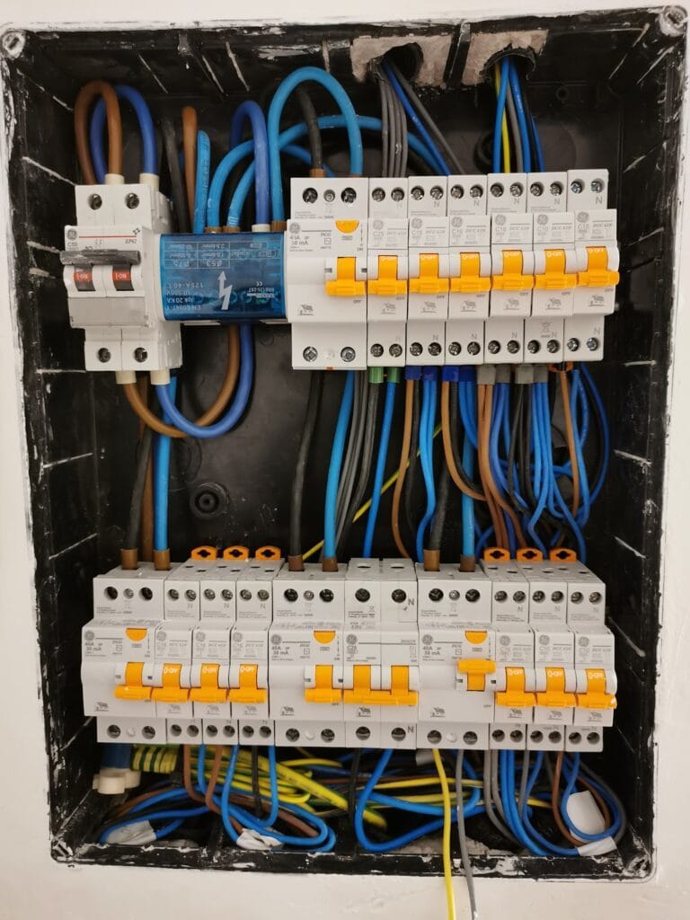 Manolo » El Chispa» Electricista servicio 24 Horas — Servicios en La Manga