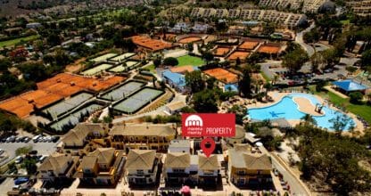 Vista aérea del complejo La Manga Club con piscinas y pistas de tenis, inmobiliaria Marena Murray Property