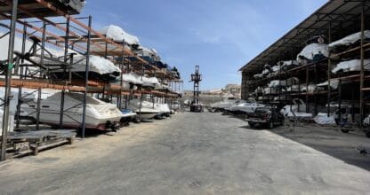 Almacén de guardabarcos Marina Center con embarcaciones apiladas en estanterías industriales en La Manga del Mar Menor