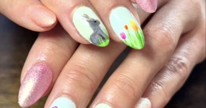 Trabajo de nail art de Mariposa peluquería en La Manga: uñas decoradas con conejitos, tulipanes y huevos de Pascua