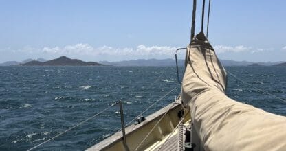 Vista desde la proa de un velero de madera navegando hacia las islas Hormigas con MaritimaCharter en La Manga del Mar Menor