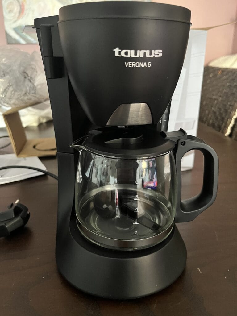 Cafetera eléctrica Taurus Verona 6 negra con jarra de cristal, producto disponible en MEGAPRECIOS La Manga del Mar Menor