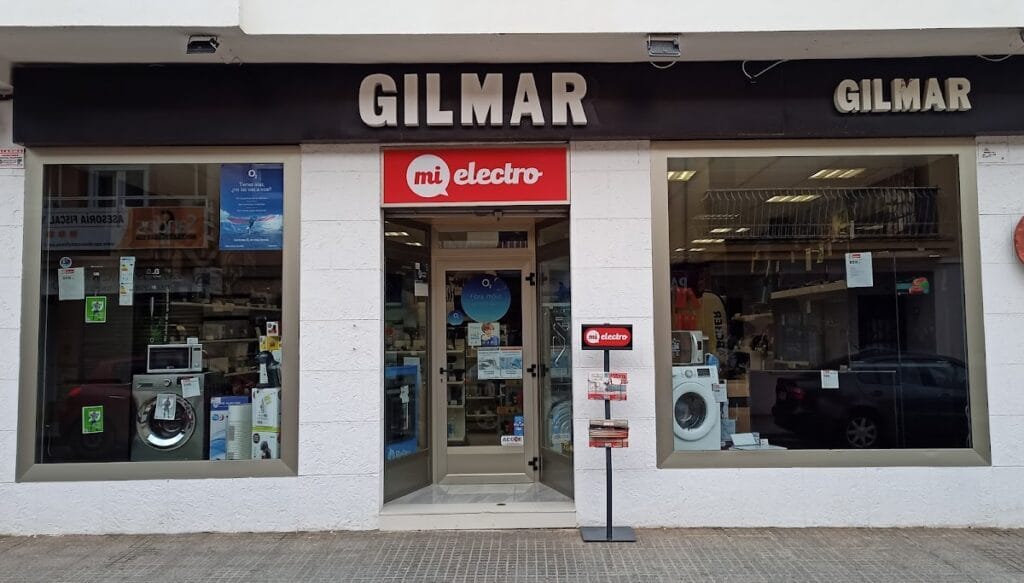 Fachada amplia de Mi Electro Gilmar con lavadoras y electrodomésticos expuestos en escaparate, La Manga del Mar Menor