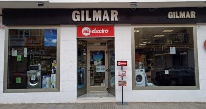 Fachada amplia de Mi Electro Gilmar con lavadoras y electrodomésticos expuestos en escaparate, La Manga del Mar Menor