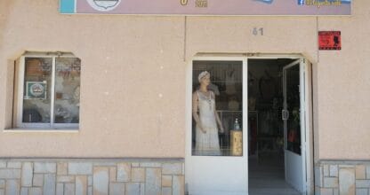 Tienda Mi lagunita salá con escaparate y maniquí en vestido blanco, La Manga del Mar Menor