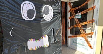 Fachada decorada de Halloween de Mi Mundo Juguetes con monstruo gigante y cinta de aviso, La Manga del Mar Menor