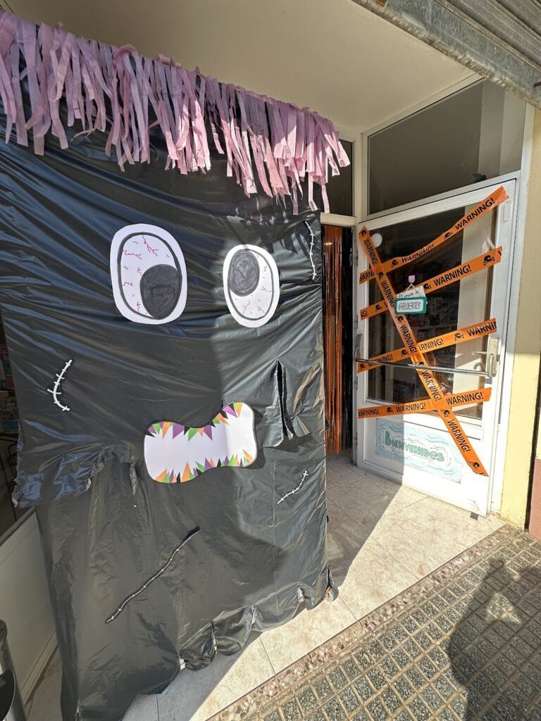 Fachada decorada de Halloween de Mi Mundo Juguetes con monstruo gigante y cinta de aviso, La Manga del Mar Menor