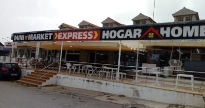 Exterior del local Mini Market Express Hogar Home con terraza y mesas, comercio en La Manga del Mar Menor