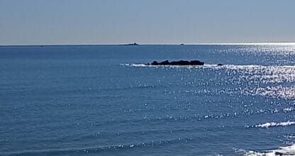 Vista panorámica del Mar Mediterráneo con oleaje y rocas desde el Mirador de Monte Blanco oeste, La Manga del Mar Menor