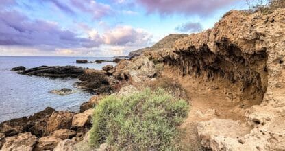 Costa rocosa con vegetación mediterránea y mar al fondo en el Mirador Puerto Cabo de Palos