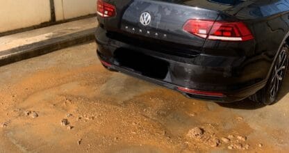 Volkswagen Passat negro entrando al túnel de lavado automático moevewash, servicio de lavado de coches en La Manga del Mar Menor