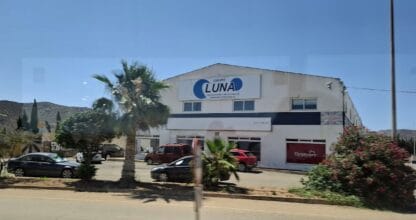 Nave industrial del Grupo Luna con rótulo de instalaciones eléctricas y energías renovables, zona de La Manga del Mar Menor