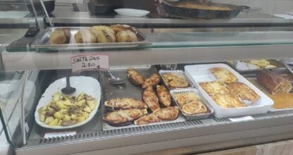 Vitrina de comidas caseras con berenjenas al horno, lasaña, salteñas y patatas en Mr. Tasty, La Manga del Mar Menor