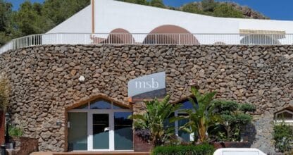 Fachada de piedra del despacho MSB Morenilla Abogados en Los Miradores, La Manga del Mar Menor