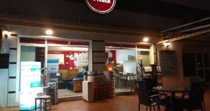 Tienda de Muebles de Yecla colchonería en La Manga del Mar Menor iluminada de noche con sofás y muebles expuestos