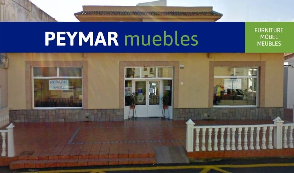 Fachada exterior de Muebles Peymar con rótulo trilingüe y carteles de rebajas en La Manga del Mar Menor