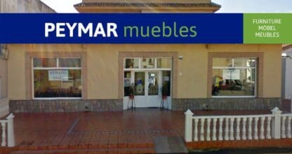 Fachada exterior de Muebles Peymar con rótulo trilingüe y carteles de rebajas en La Manga del Mar Menor