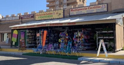 Fachada amplia de Multiprecio Castillo en La Manga del Mar Menor con frutería, sillas de playa y productos de droguería expuestos
