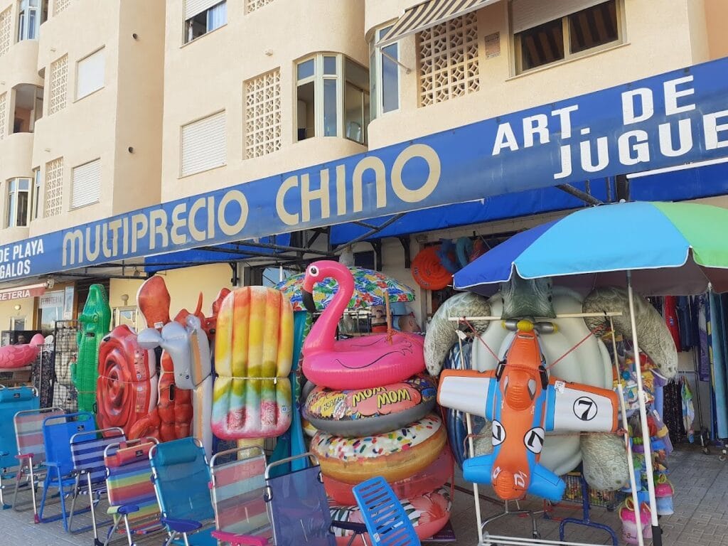 Fachada del Multiprecio Chino en La Manga del Mar Menor con expositor de flotadores, flamencos inflables y artículos de playa