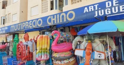 Fachada del Multiprecio Chino en La Manga del Mar Menor con expositor de flotadores, flamencos inflables y artículos de playa