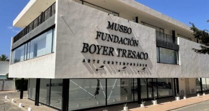 Fachada del Museo Fundación Boyer Tresaco de arte contemporáneo, edificio moderno blanco de dos plantas en La Manga del Mar Menor