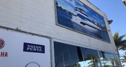 Fachada de Náutica Navemar con gran cartel de yate Prestige y logos Volvo Penta y Yamaha